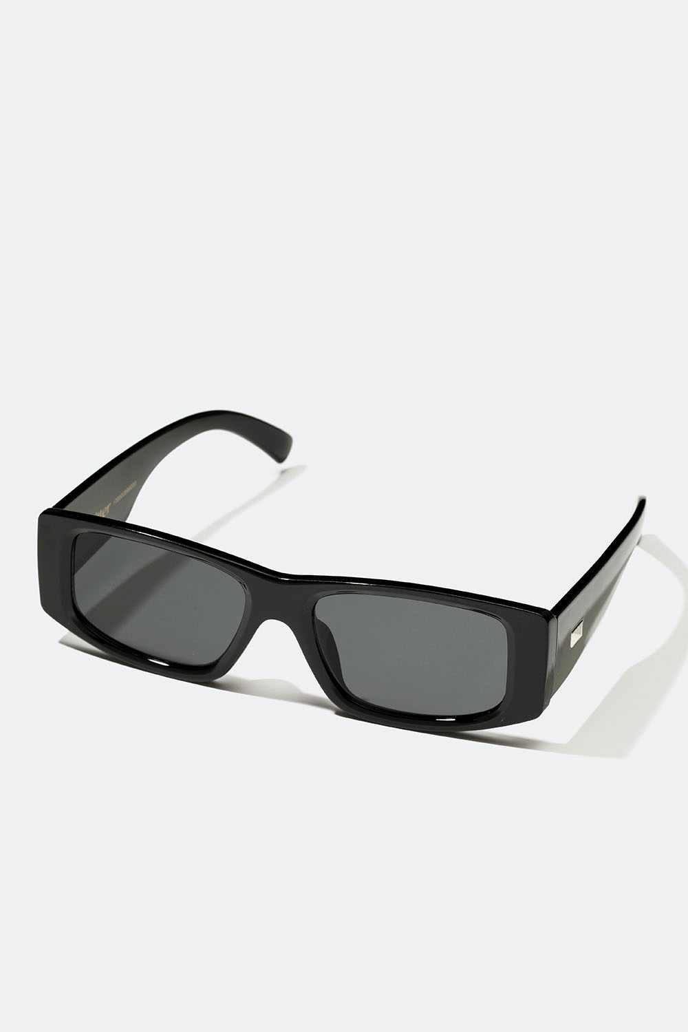 Sorte rektangulære solbriller med metaldetaljer i gruppen Accessories / Solbriller hos Glitter (176000899000)