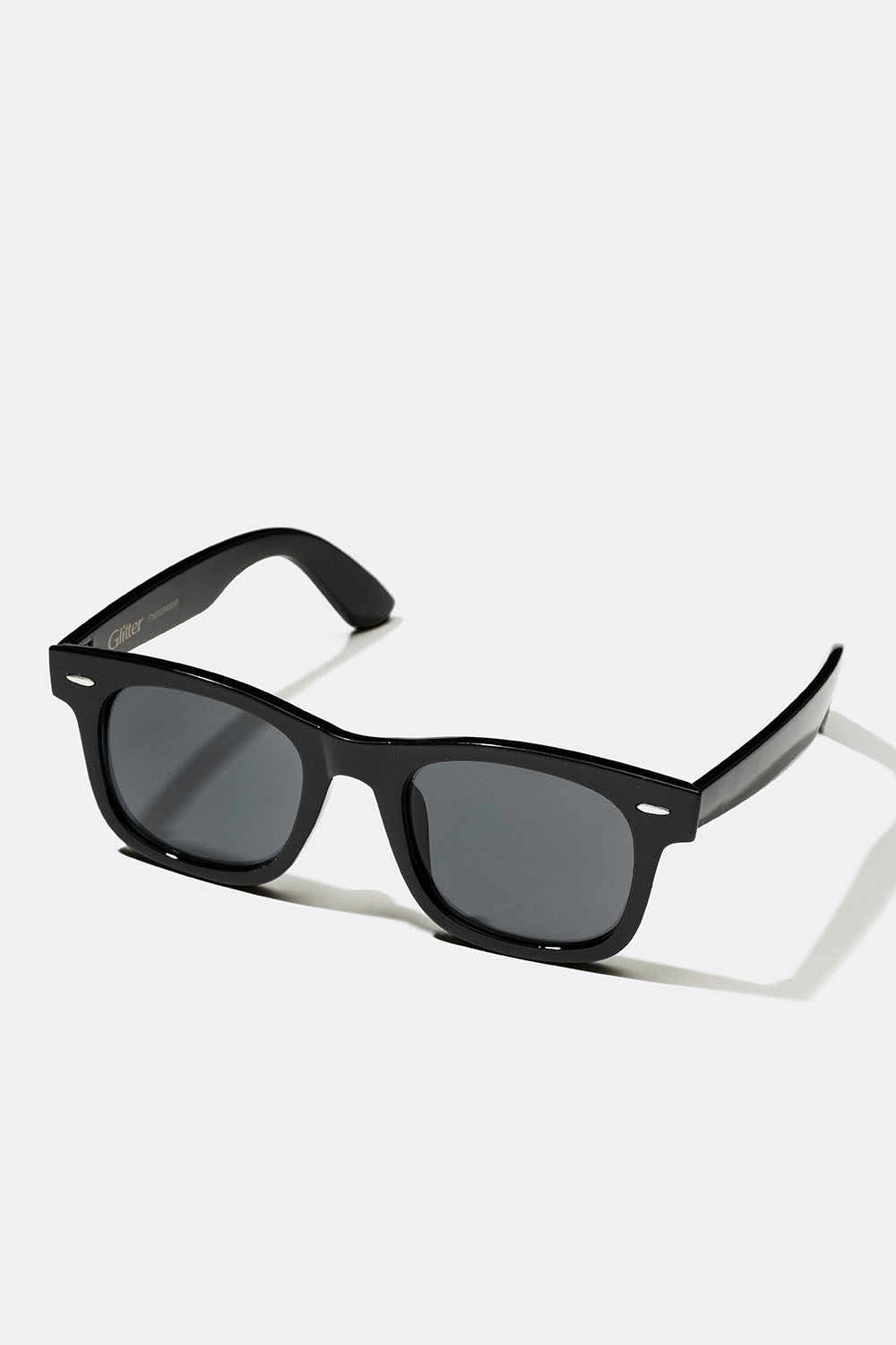 Sorte solbriller med metaldetalje i gruppen Accessories / Solbriller hos Glitter (176000949000)