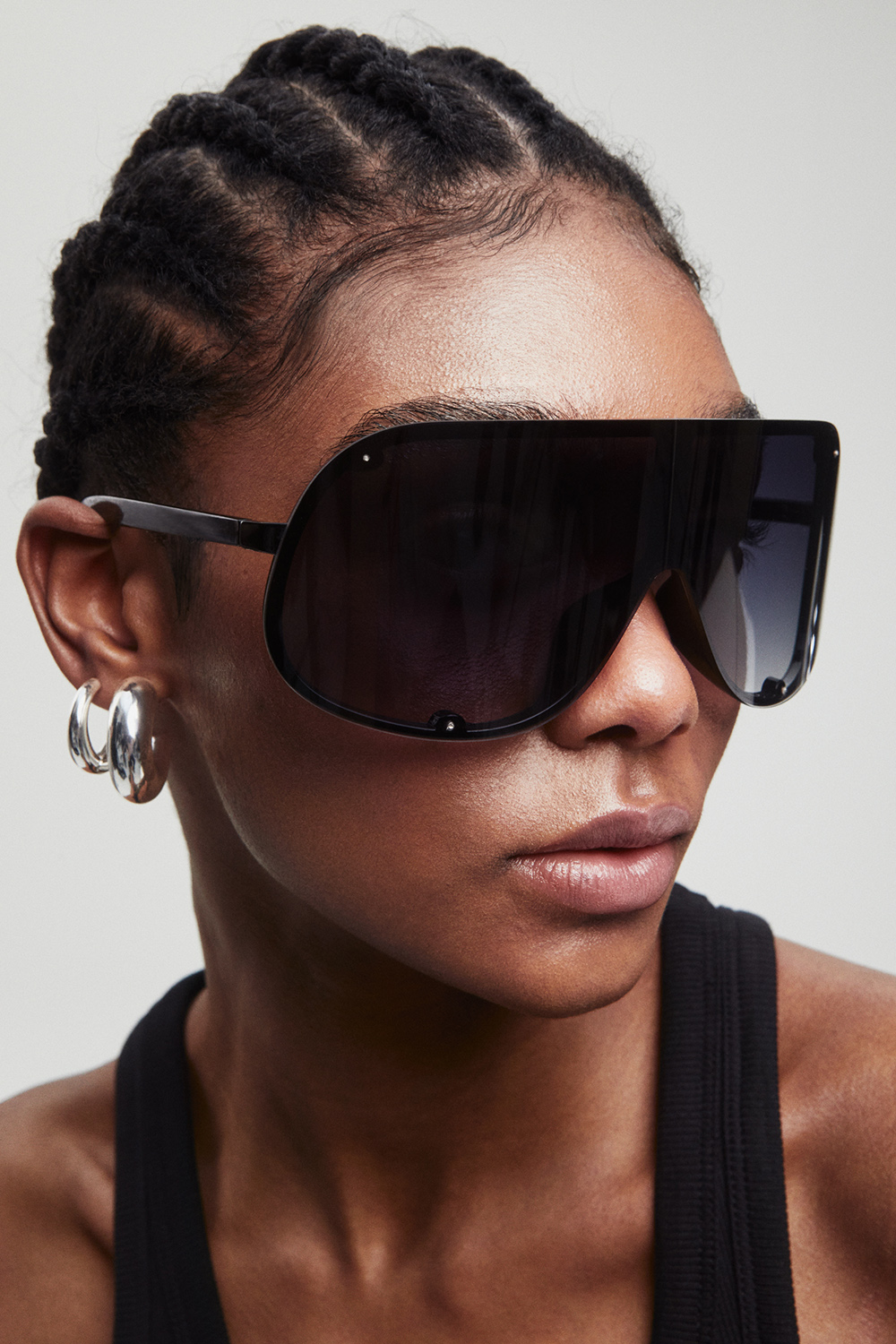 Sorte oversize solbriller med wrap-around design i gruppen Accessories / Solbriller hos Glitter (176000959000)