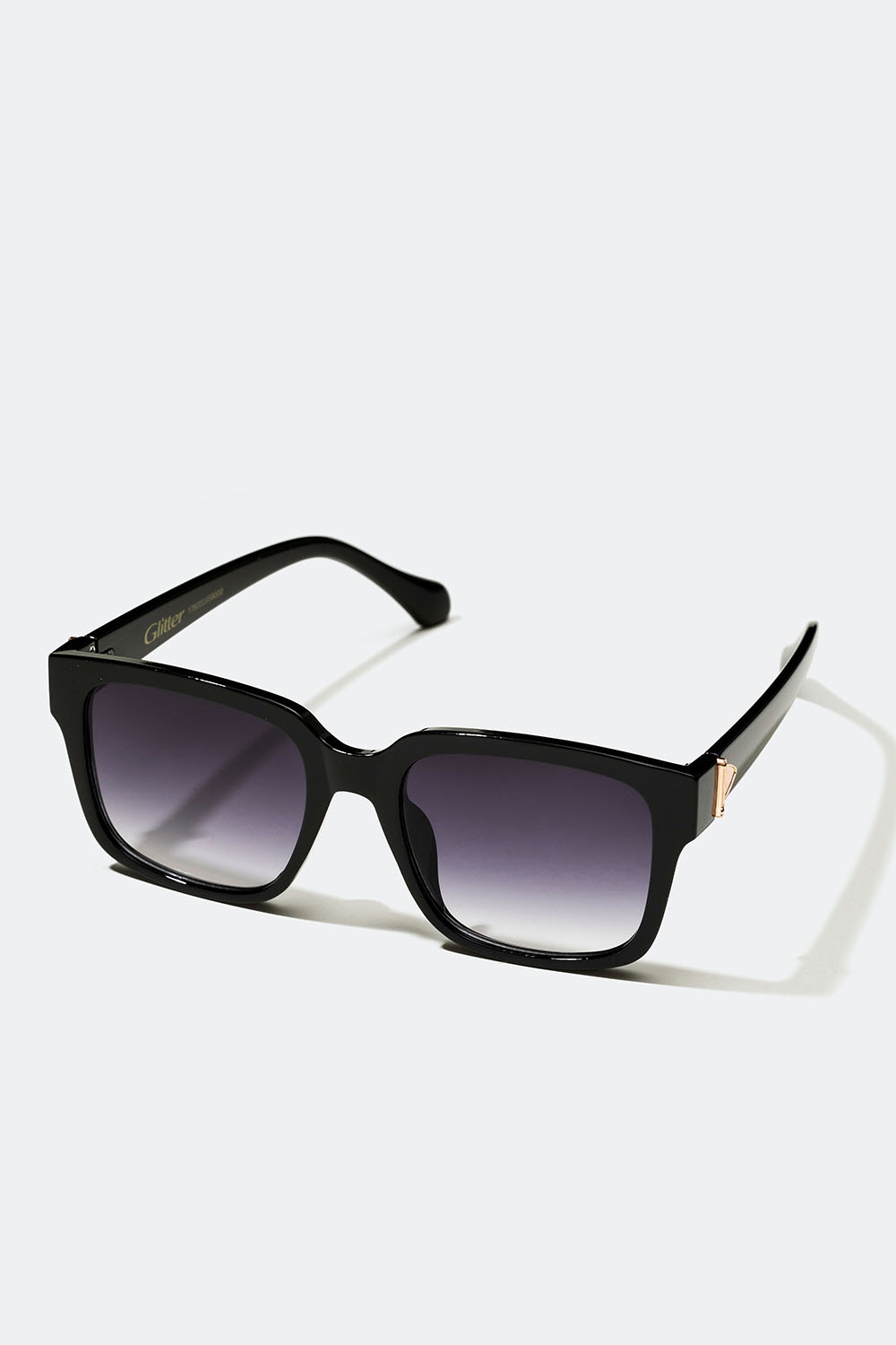 Sorte solbriller i rektangulær model med metaldetaljer i gruppen Accessories / Solbriller hos Glitter (176000969000)