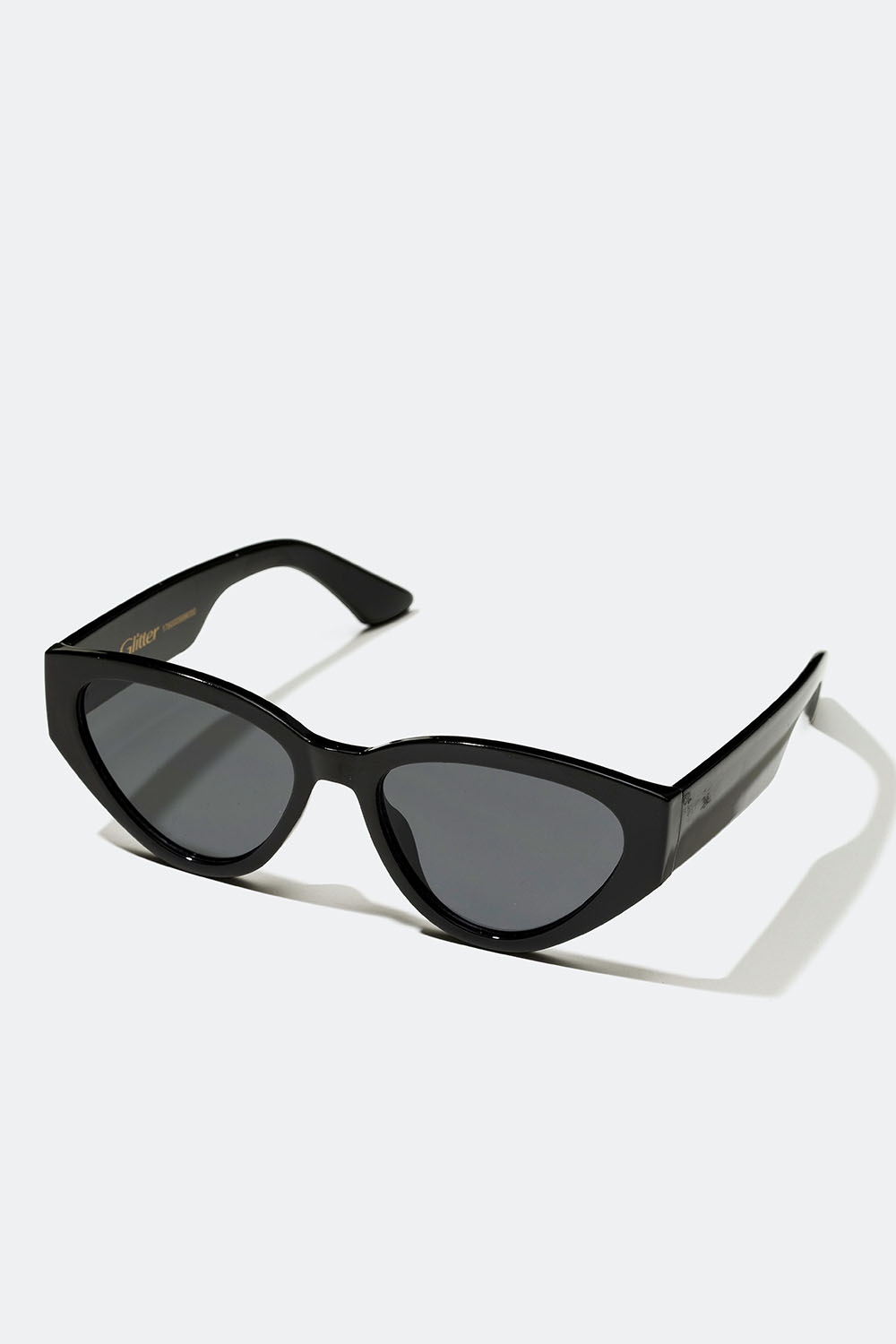 Sorte solbriller med afrundet cat eye-design i gruppen Accessories / Solbriller hos Glitter (176000999000)