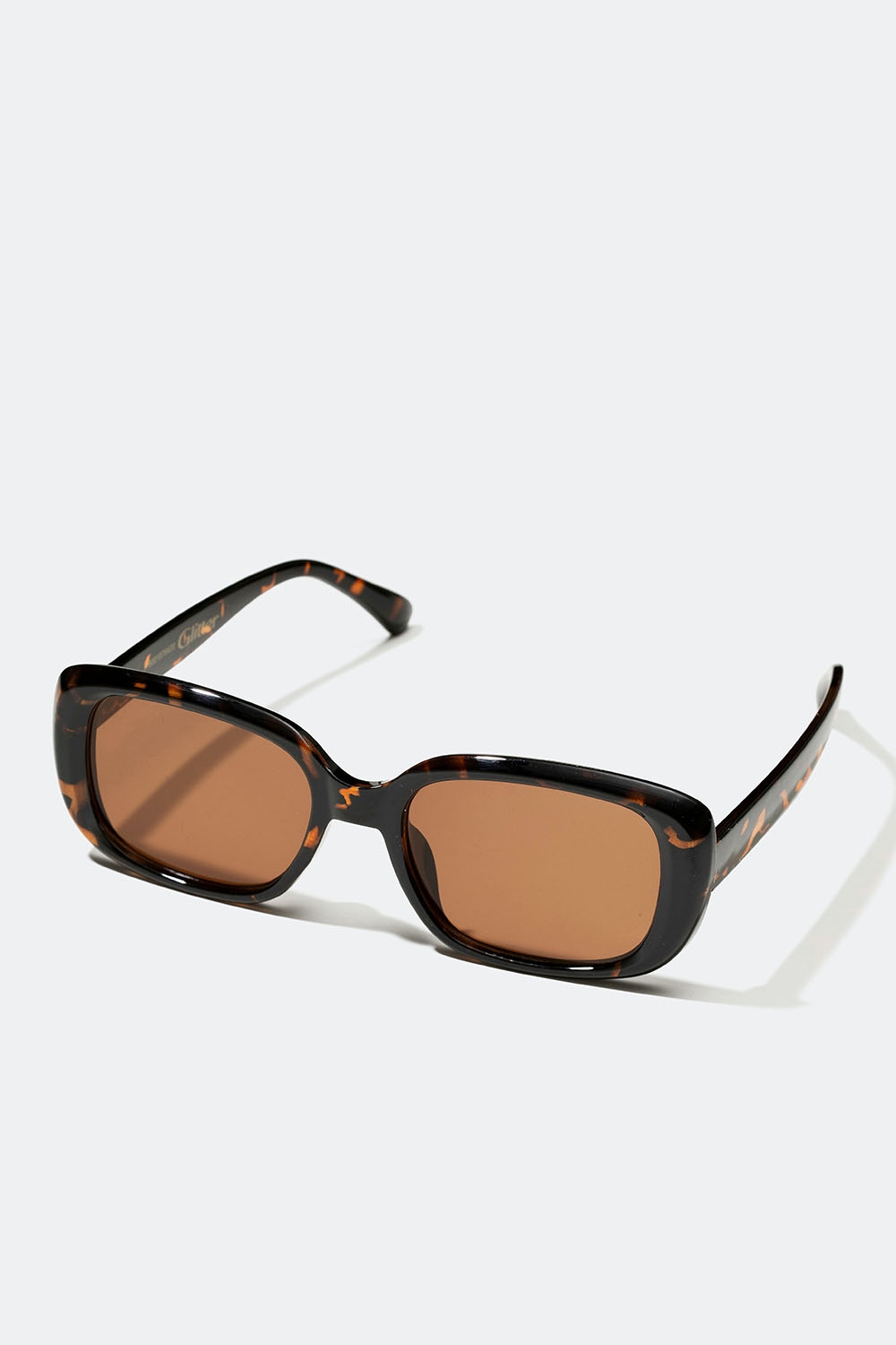 Brune solbriller med rektangulære stel i gruppen Accessories / Solbriller hos Glitter (176001078400)