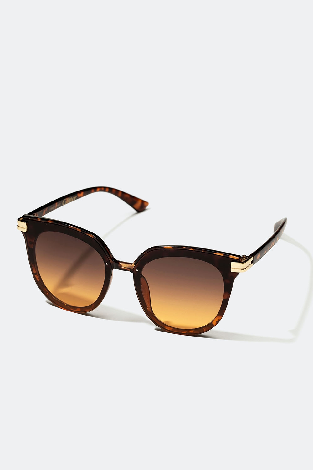 Brune solbriller i en afrundet model med guldfarvede detaljer i gruppen Accessories / Solbriller hos Glitter (176001118400)