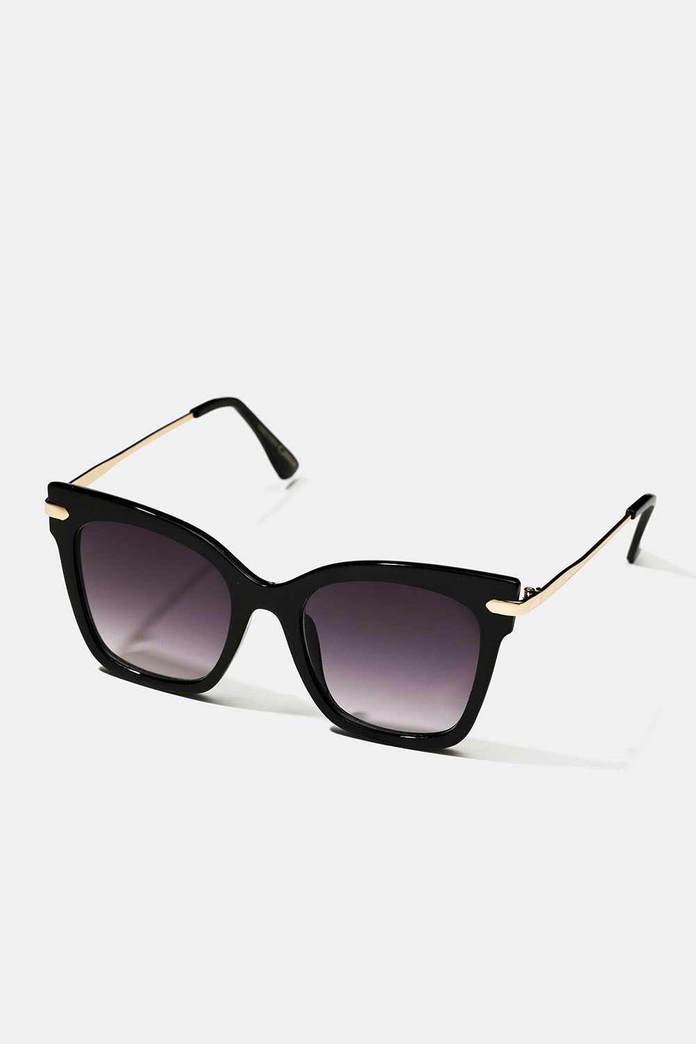 Sorte solbriller i cat eye model med guldfarvede detaljer i gruppen Accessories / Solbriller hos Glitter (176001169000)