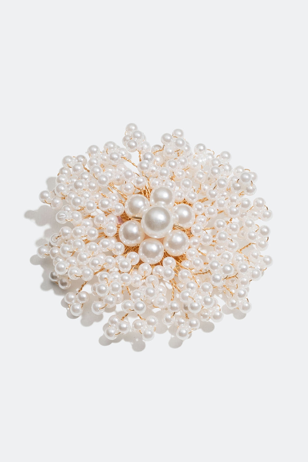 Broche med hvide perler i gruppen Smykker / Brocher hos Glitter (252000093102)