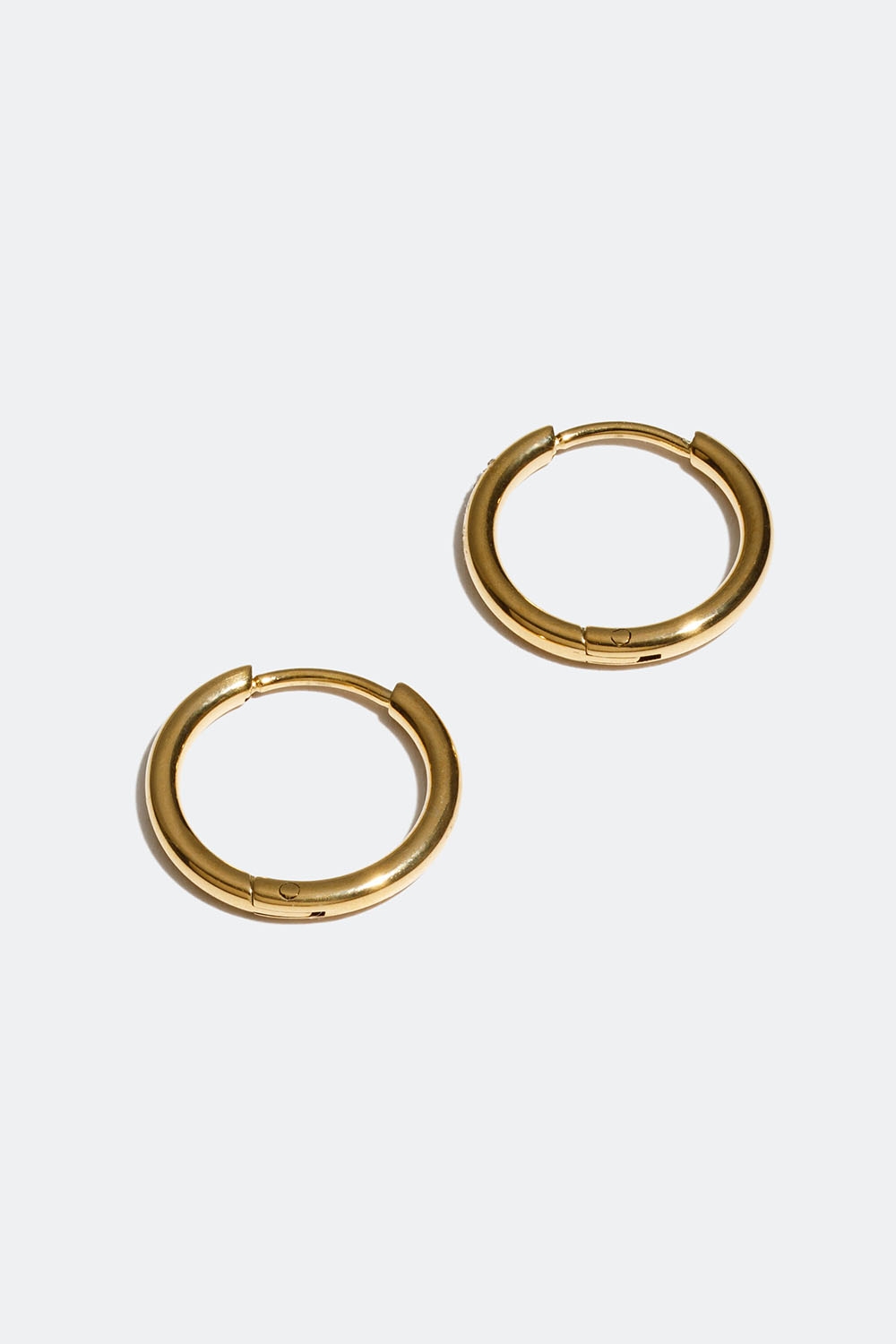 Små smalle hoops i stål med 18k guld i gruppen Smykker / Øreringe / Hoops / Klassiske hoops hos Glitter (253004362002)