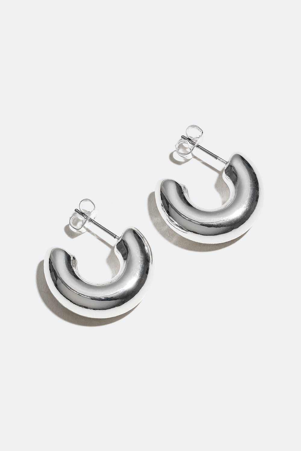 Små sølvfarvede hoops med et chunky design i gruppen Smykker / Øreringe / Hoops / Klassiske hoops hos Glitter (253004721001)