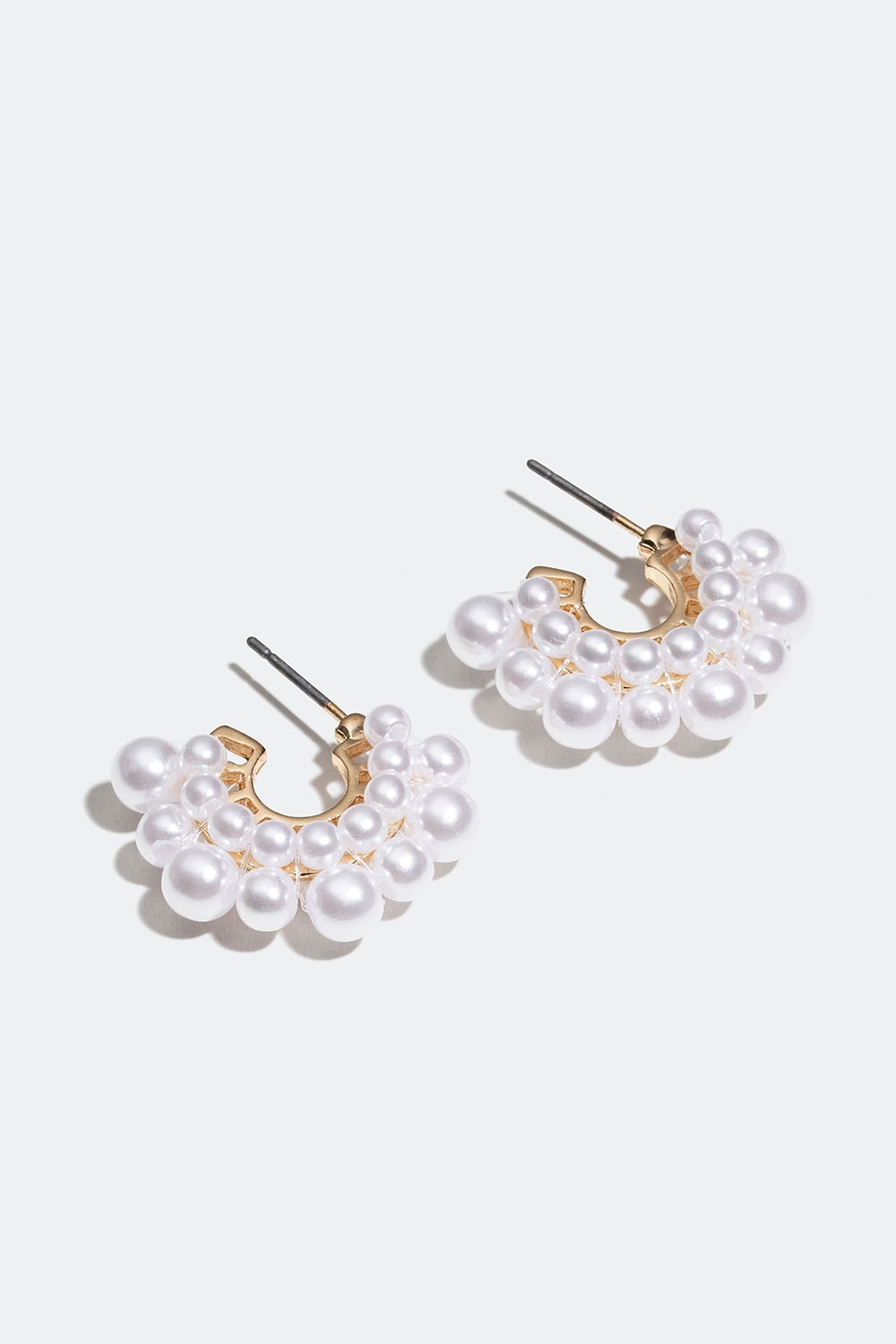 Små hoops med hvide perler i forskellige størrelser i gruppen Smykker / Øreringe / Hoops hos Glitter (253006033002)