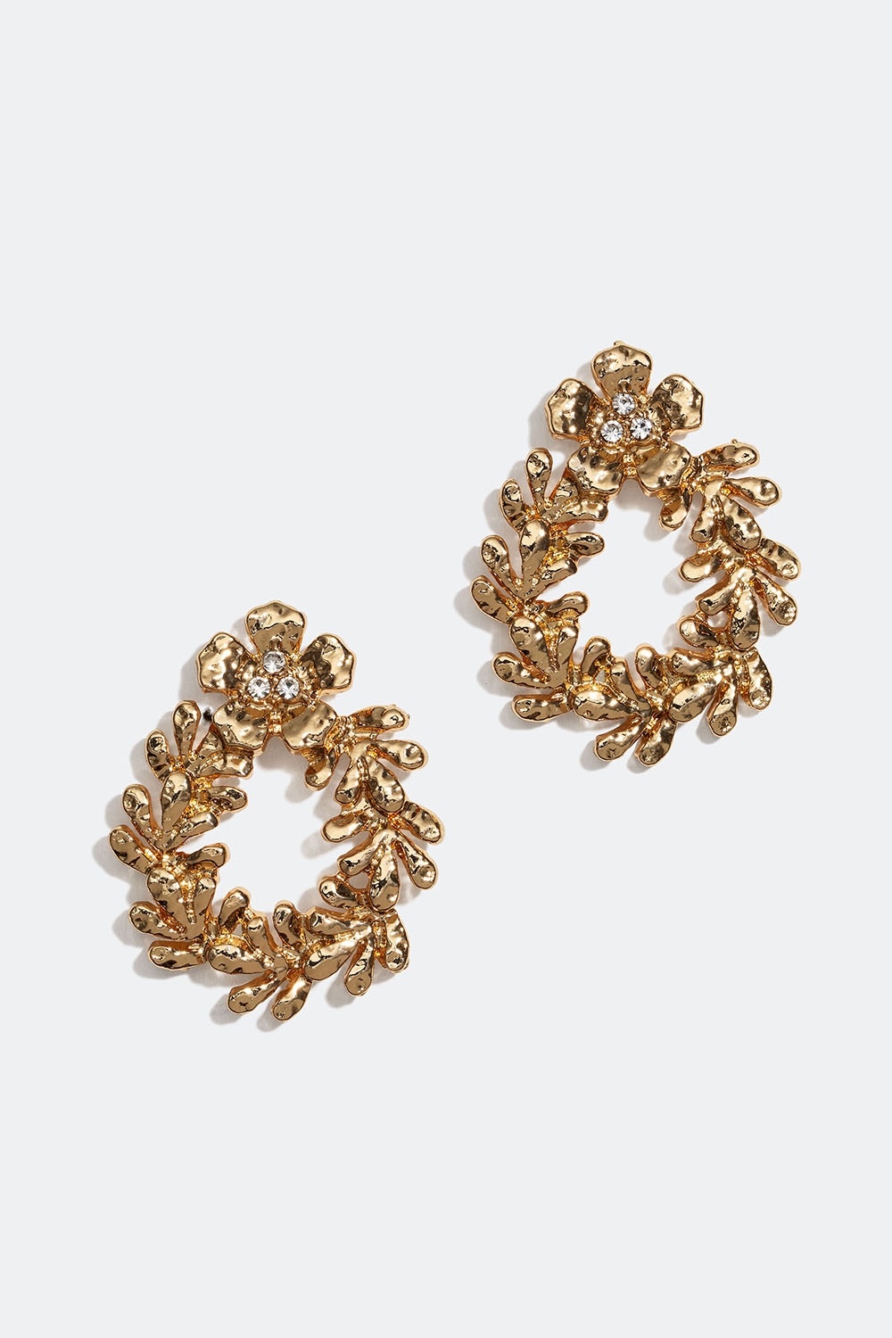 Dråbeformede guldfarvede øreringe med blomster i gruppen Smykker / Øreringe hos Glitter (253006182002)