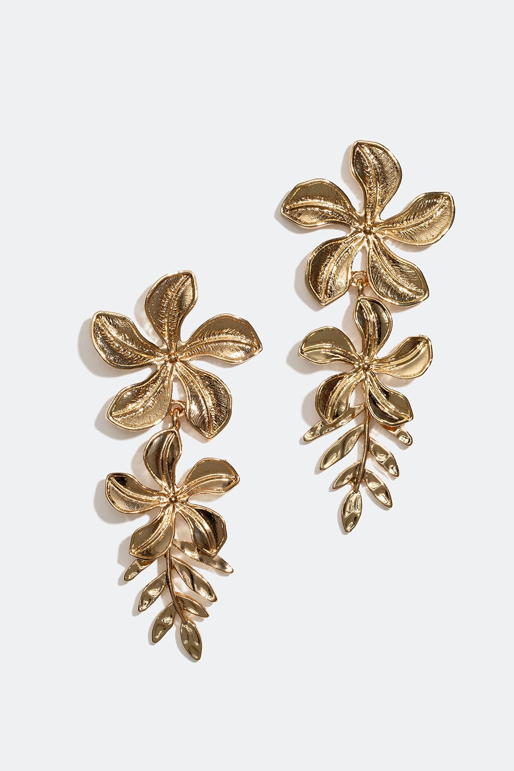 Store guldfarvede øreringe med blomster i gruppen Smykker / Øreringe hos Glitter (253006202002)