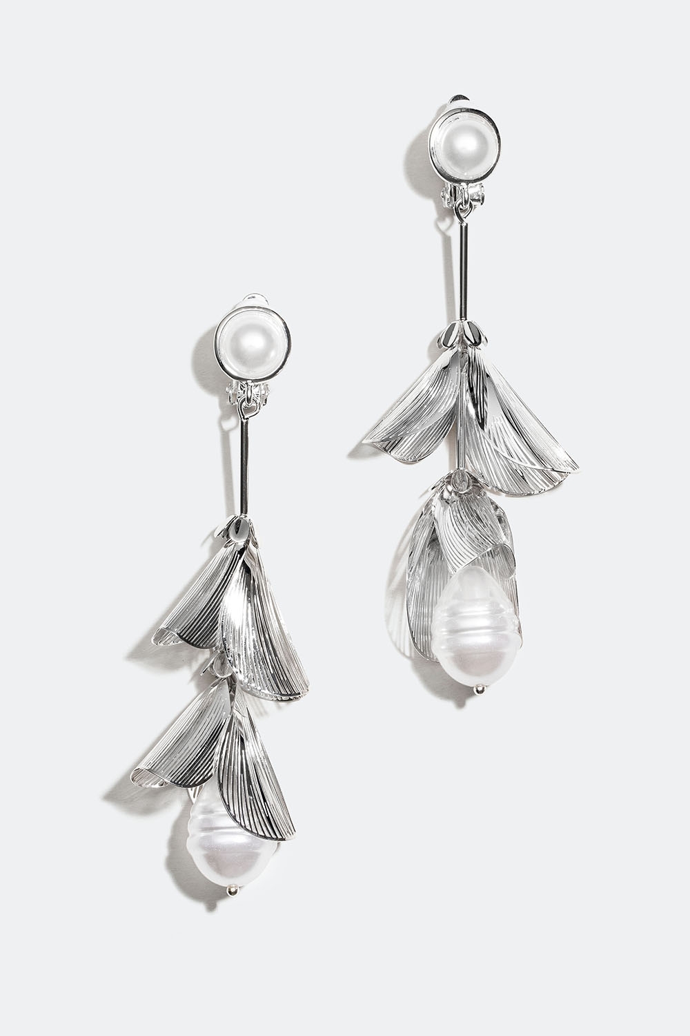 Sølvfarvede clips-øreringe med perler og bladmotiver i gruppen Smykker / Øreringe / Clips øreringe hos Glitter (253006611001)