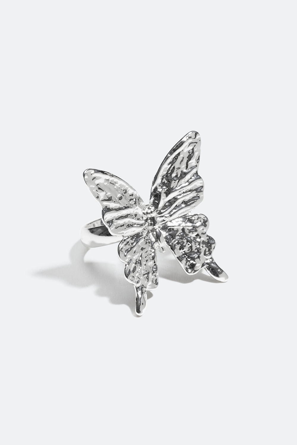 Ring med sommerfugl i hamret design i gruppen Smykker / Ringe / Brede hos Glitter (25600098)