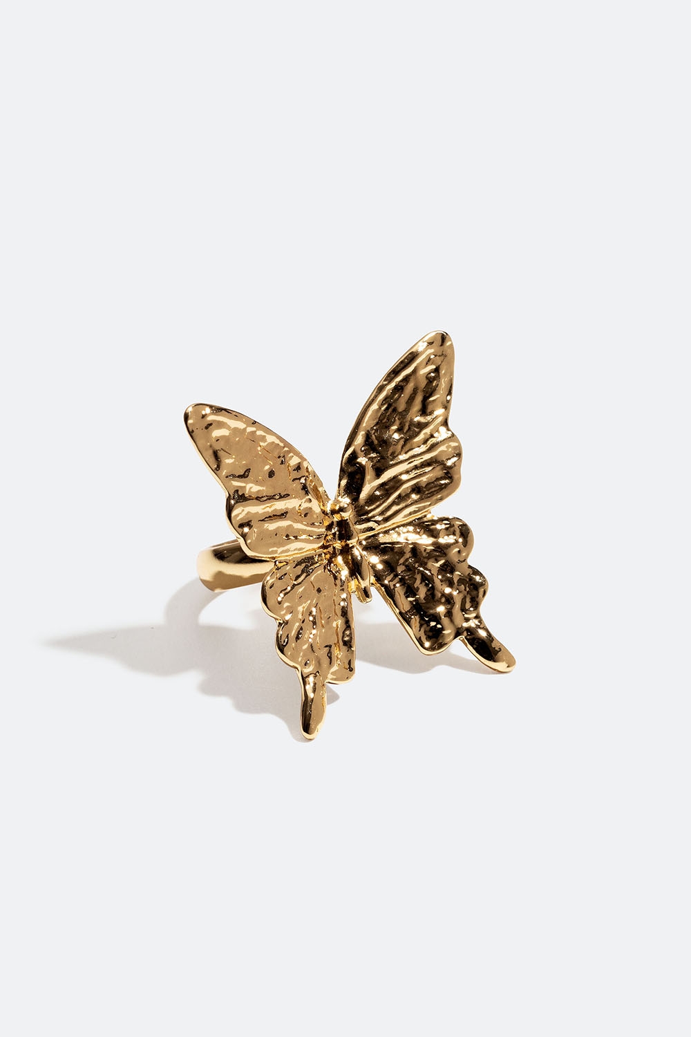 Guldfarvet ring med sommerfugl i hamret design i gruppen Smykker / Ringe / Brede hos Glitter (256000982)