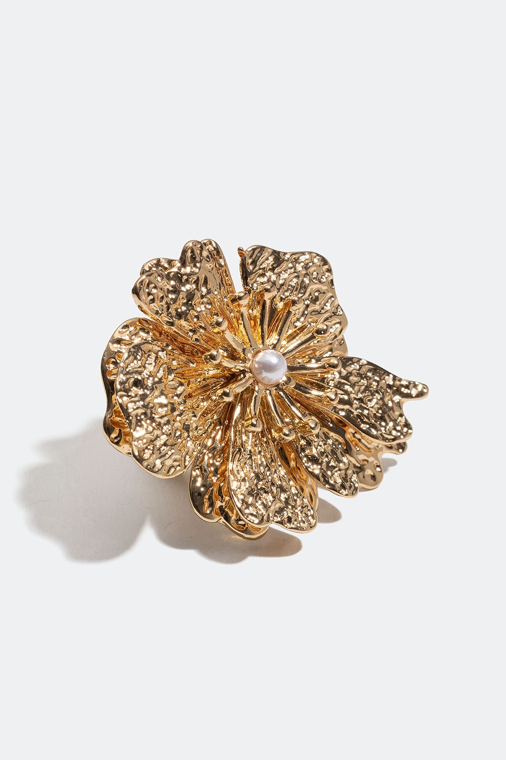 Guldfarvet ring med stor blomst og perledetalje i gruppen Smykker / Ringe / Brede hos Glitter (256001012)