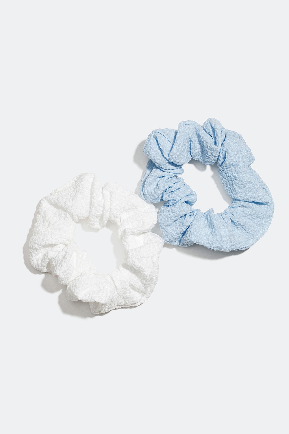 Små krøllede scrunchies i blåt og hvidt, 2-pak i gruppen Håraccessories / Scrunchies / Flerpak hos Glitter (332000667100)