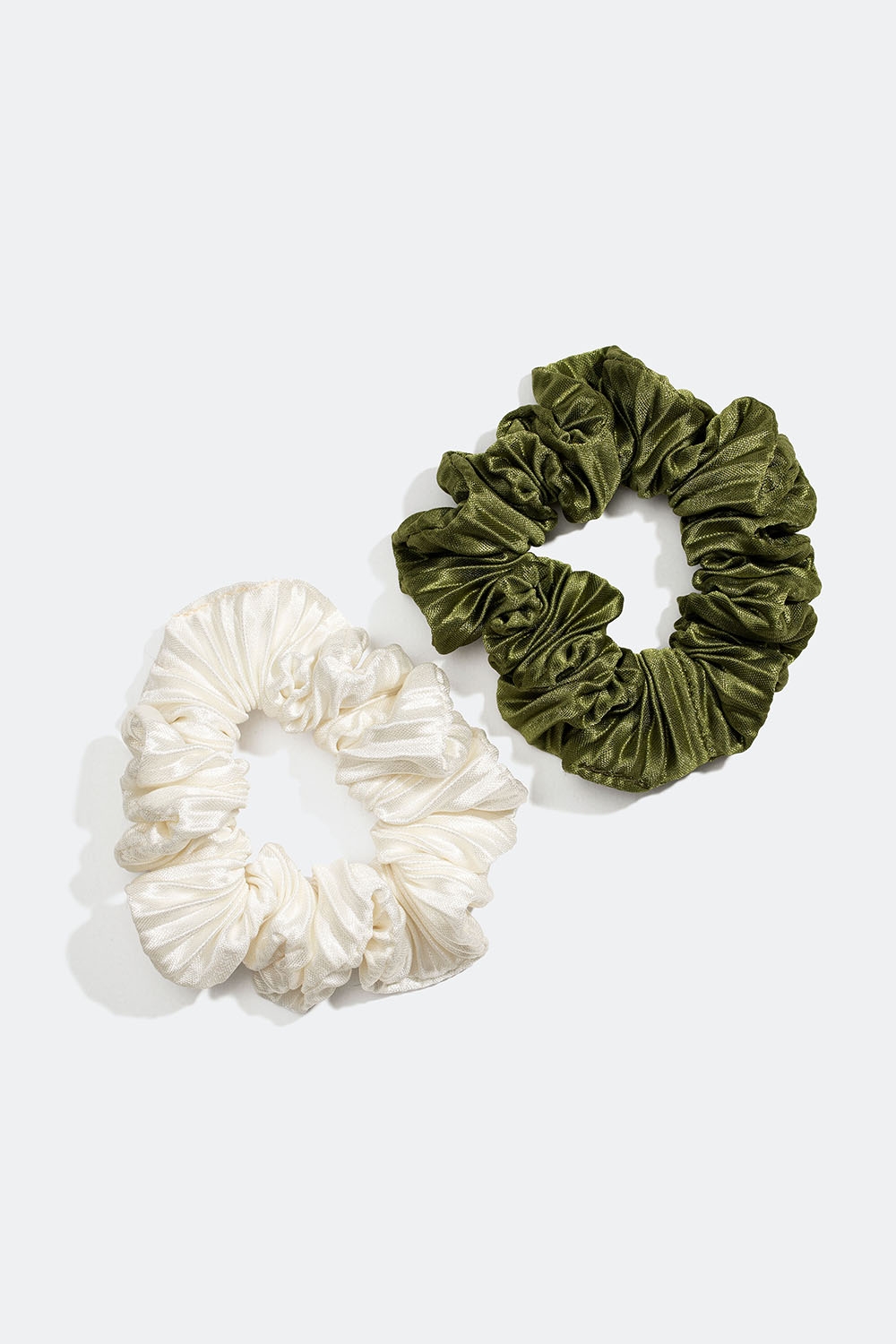 Grønne og hvide plisserede scrunchies, 2-pak i gruppen Håraccessories / Scrunchies / Flerpak hos Glitter (332000767800)