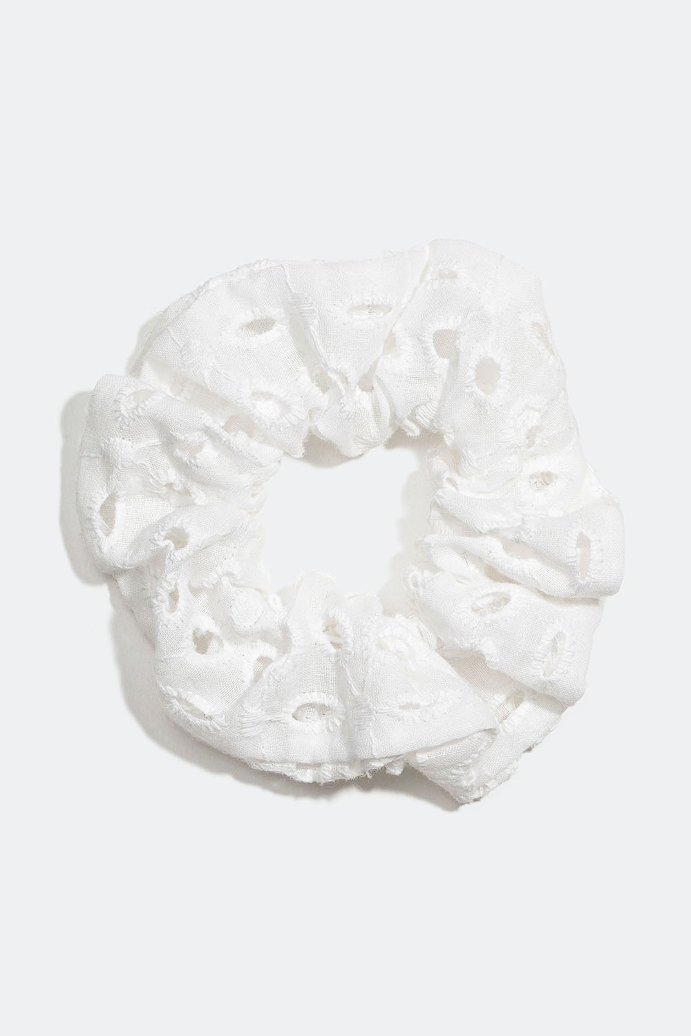 Hvid scrunchie med broderimønster i gruppen Håraccessories / Scrunchies hos Glitter (332000773000)