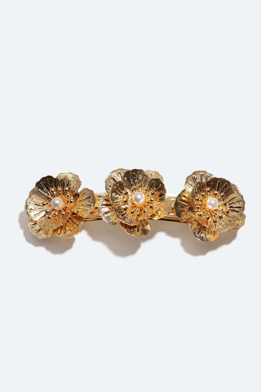 Guldfarvet hårspænde med tre blomster og perler i gruppen Håraccessories / Spænder & klemmer / Hårspænder hos Glitter (335001072000)