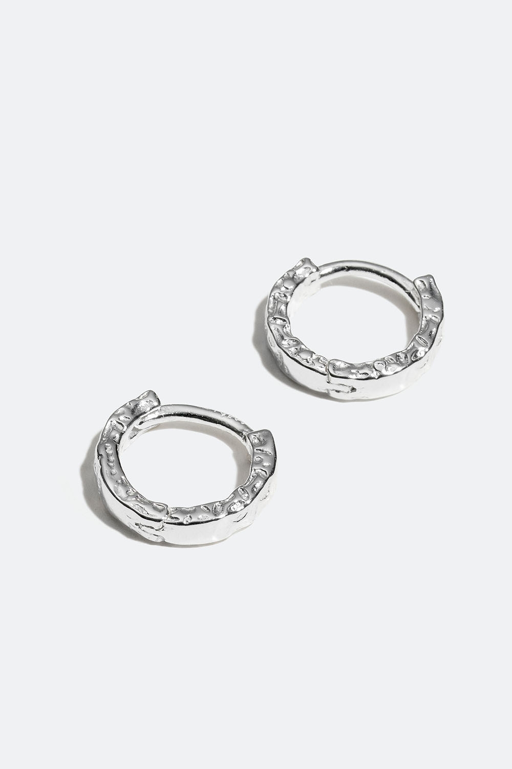 Mini hoops i ægte sølv med hamret design i gruppen Ægte sølv / Sølvøreringe / Hoops i ægte sølv hos Glitter (553003081001)
