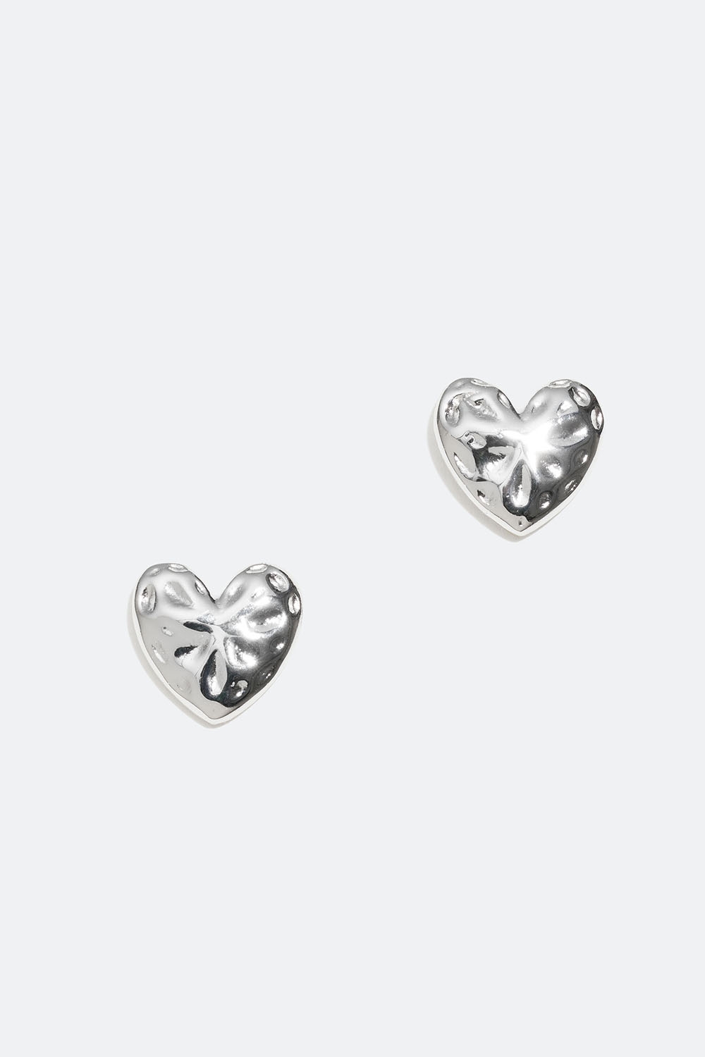 Ørestikker i ægte sølv med hjerter i hamret design i gruppen Ægte sølv / Sølvøreringe / Ørestikker i ægte sølv hos Glitter (553003141001)