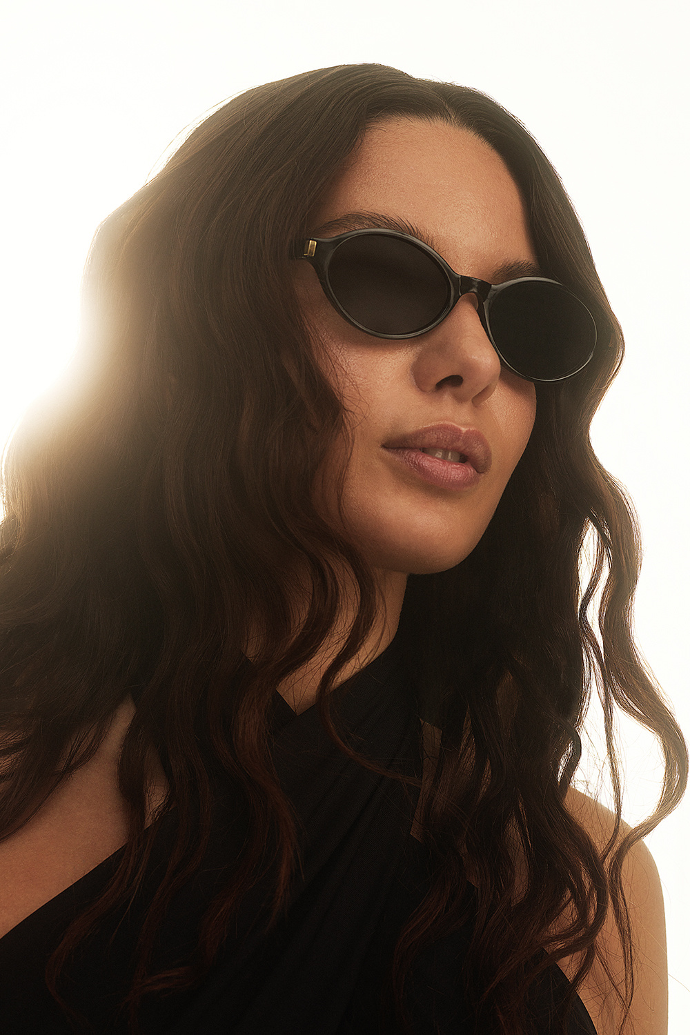 Sorte ovale solbriller med guldfarvede detaljer
