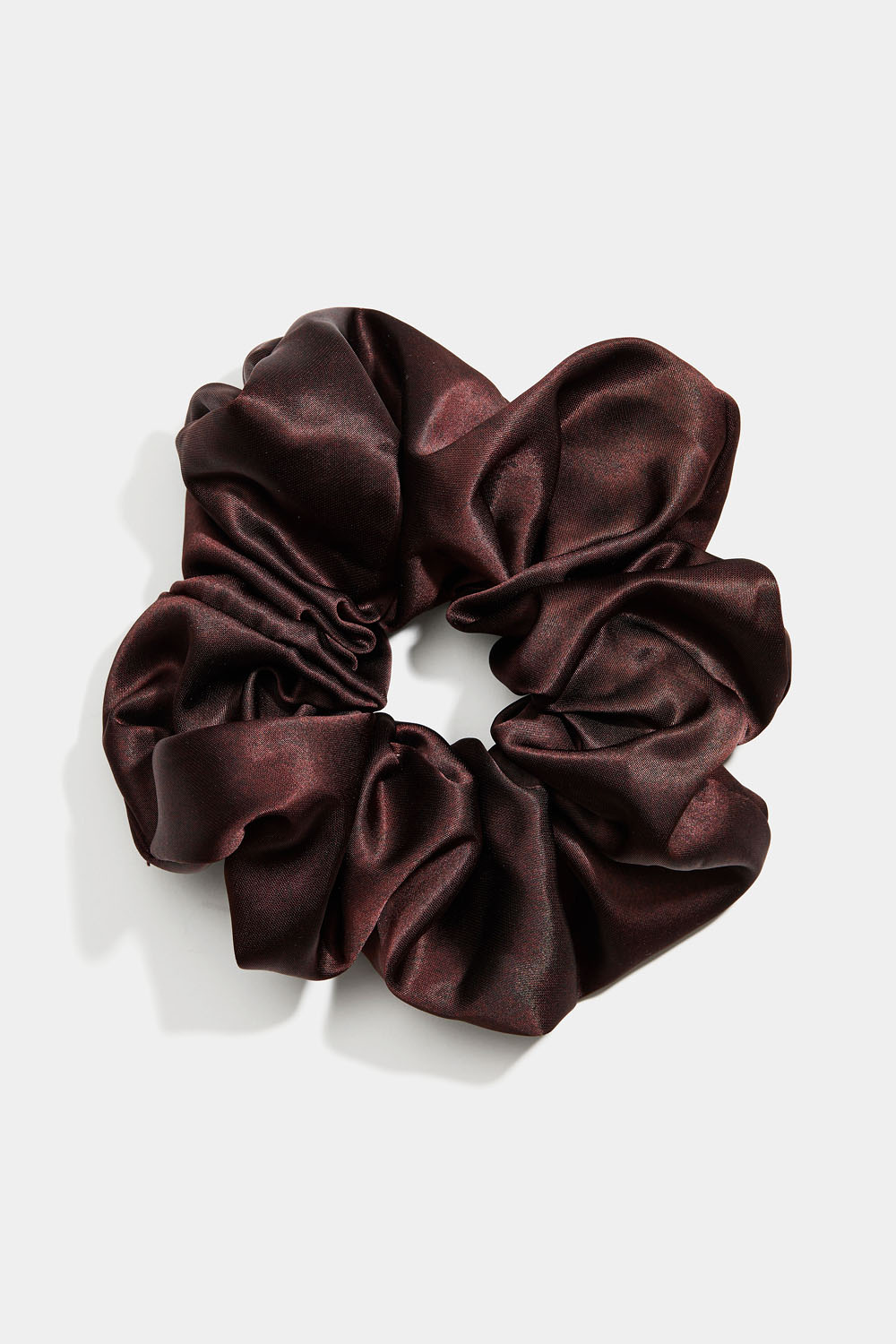 Brun scrunchie i glansfuldt stof