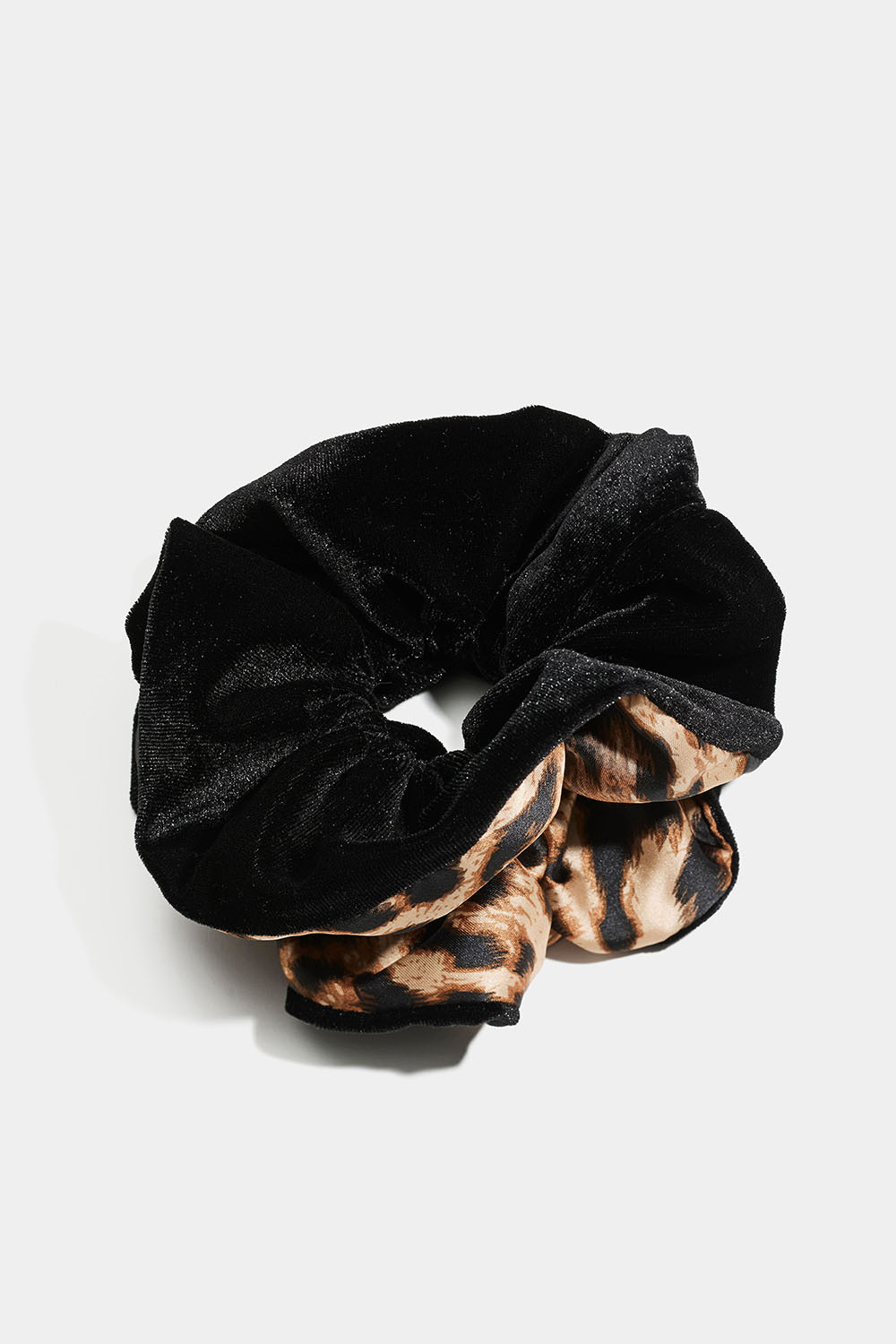 Scrunchie i sort fløjl og leopardprint