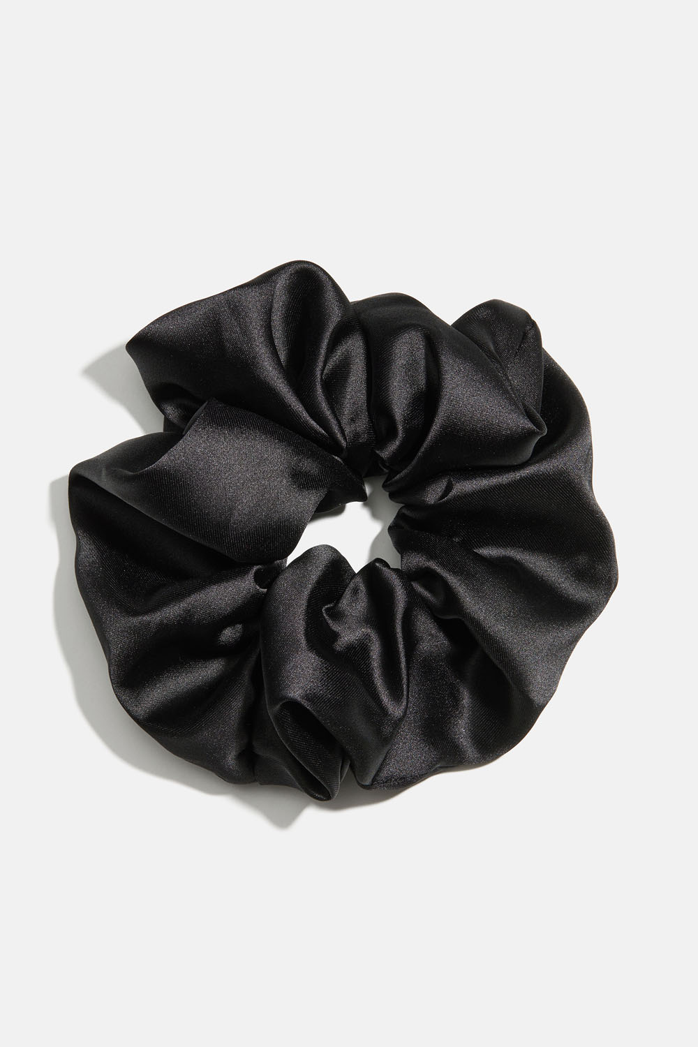 Sort scrunchie i glansfuldt stof