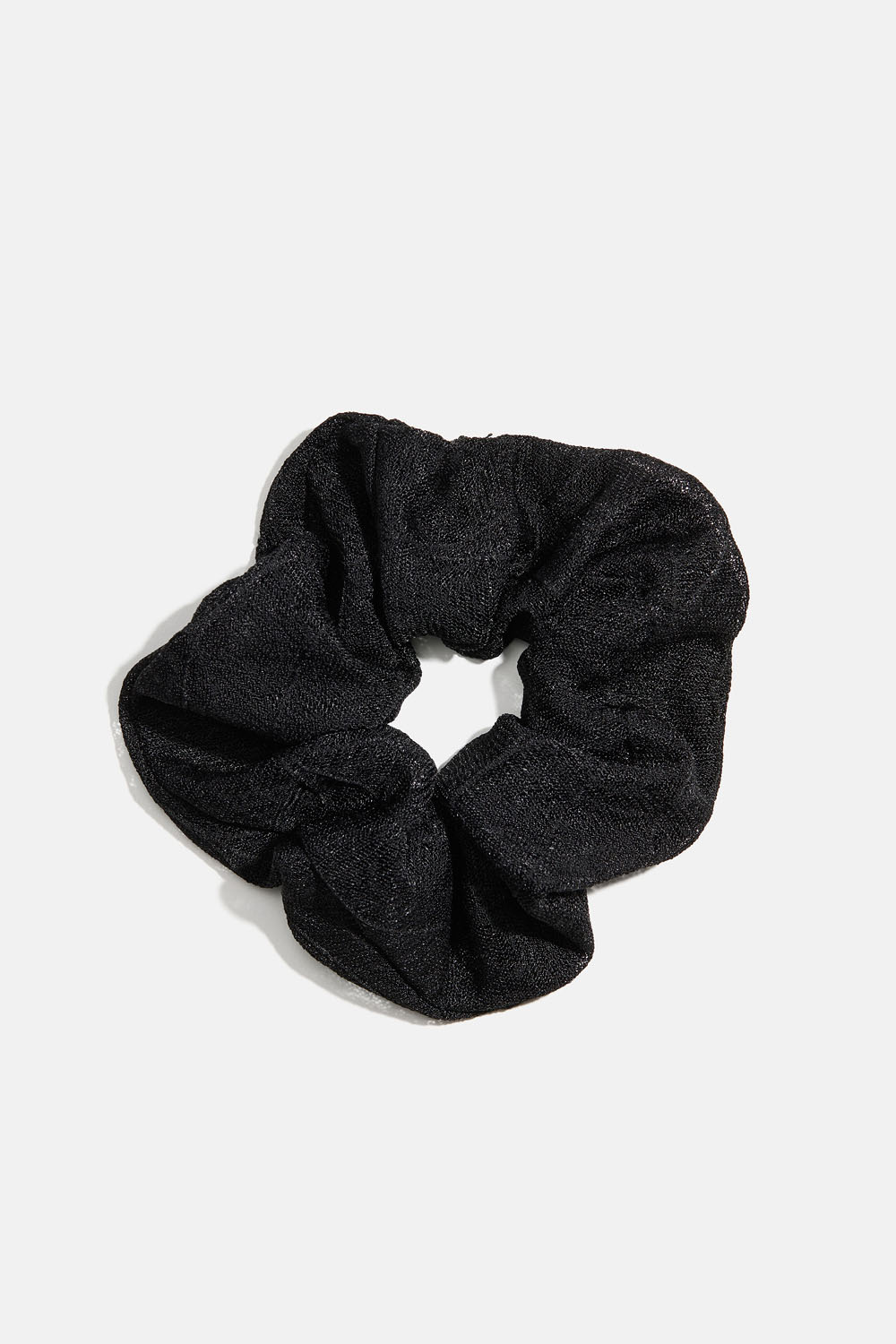 Sort scrunchie i mønstret netstof