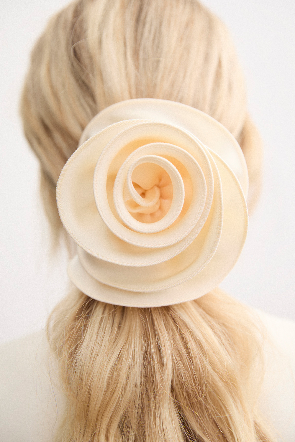 Hvid scrunchie med stor rose