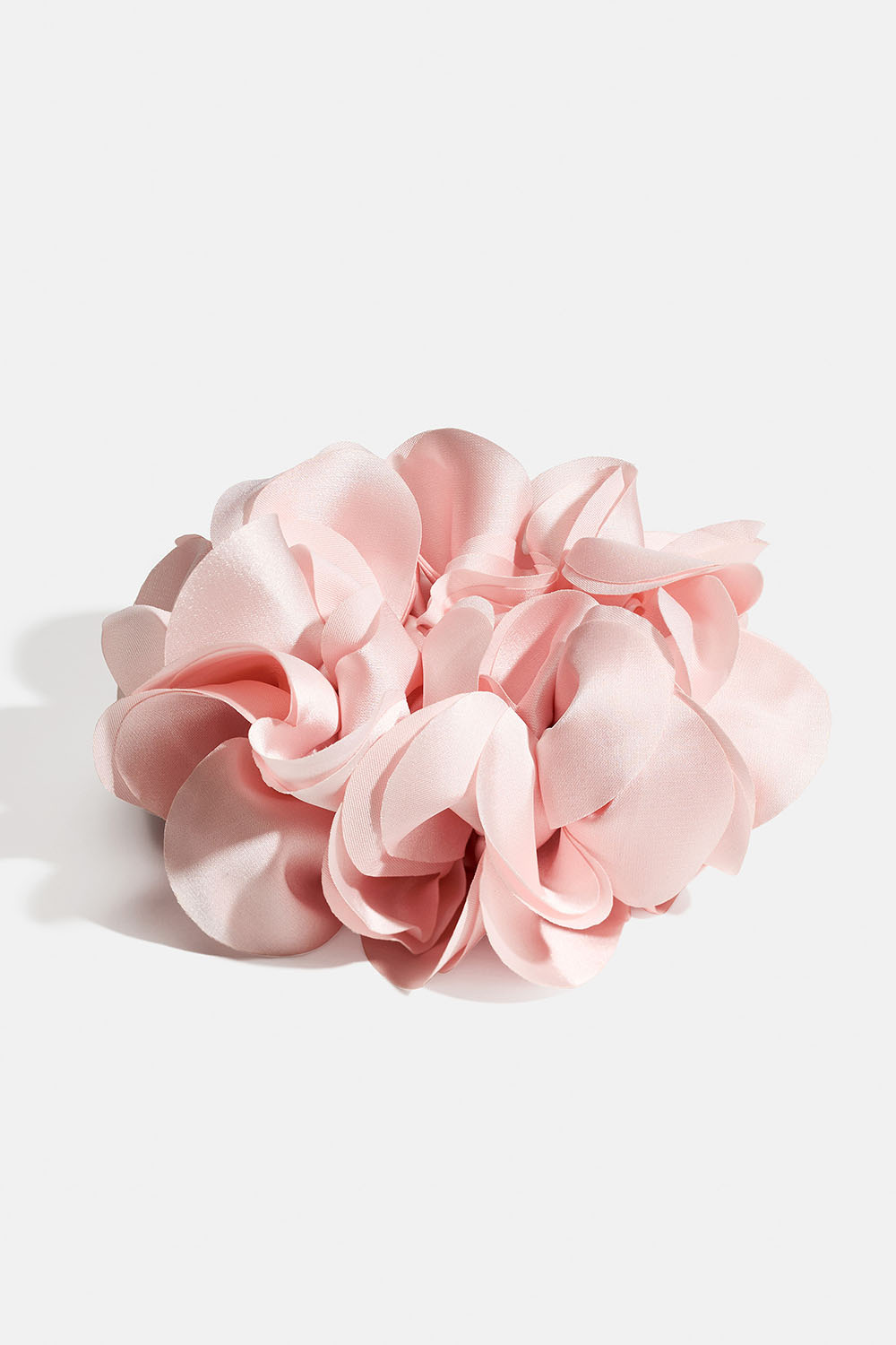 Lyserød scrunchie med design af blomsterblad
