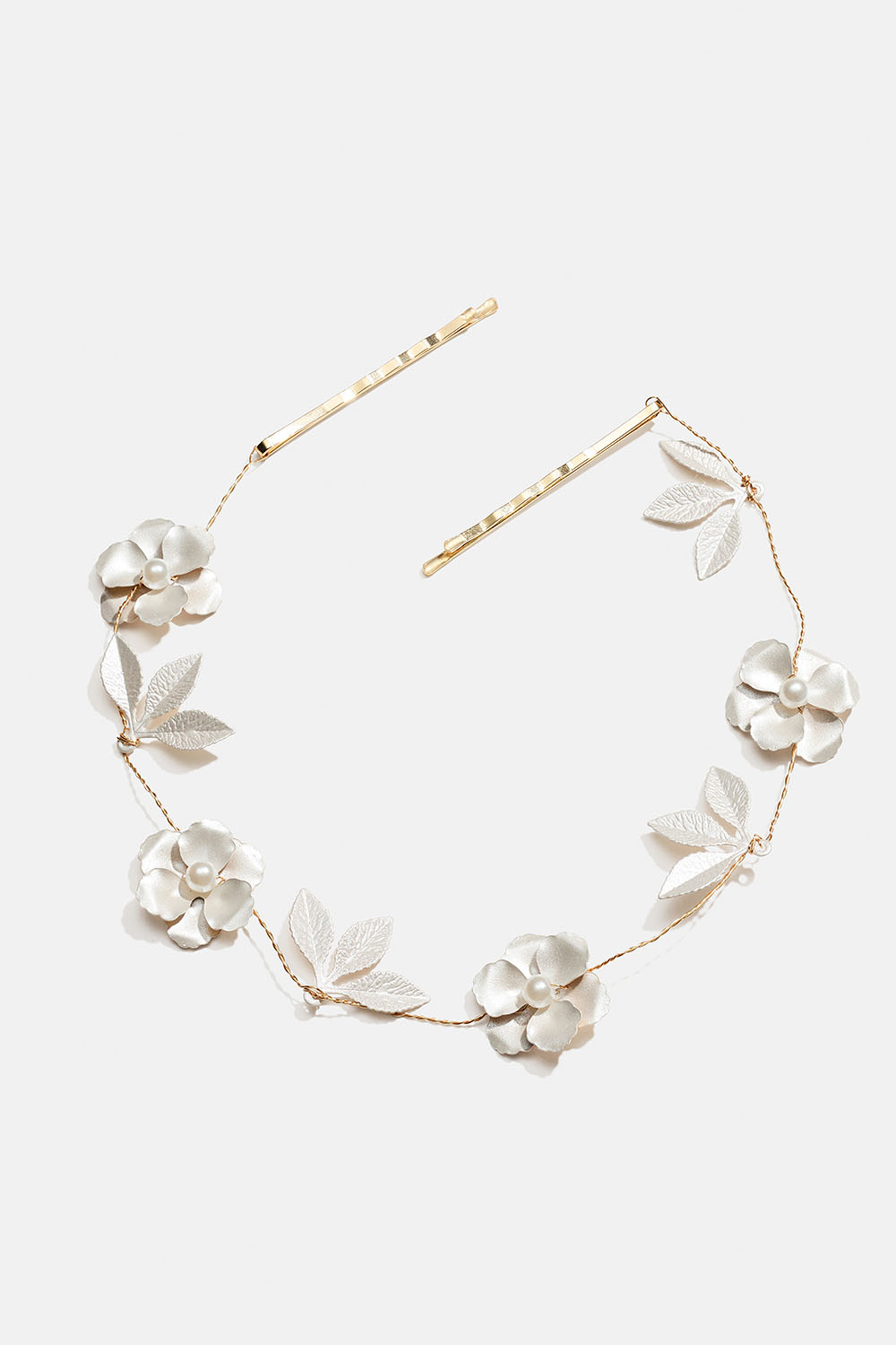 Hårdekoration med hvide blomster og blade